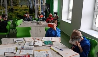 Lekcja przyrody z okularami VR w klasie IVa