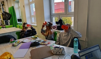 „OBSERWUJĘ- EKSPERYMENTUJĘ” -  LEKCJE BIOLOGII W KLASIE V B  Z OKULARAMI VR.